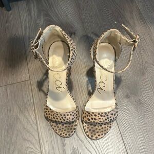 Cocci brown and black spotted heels